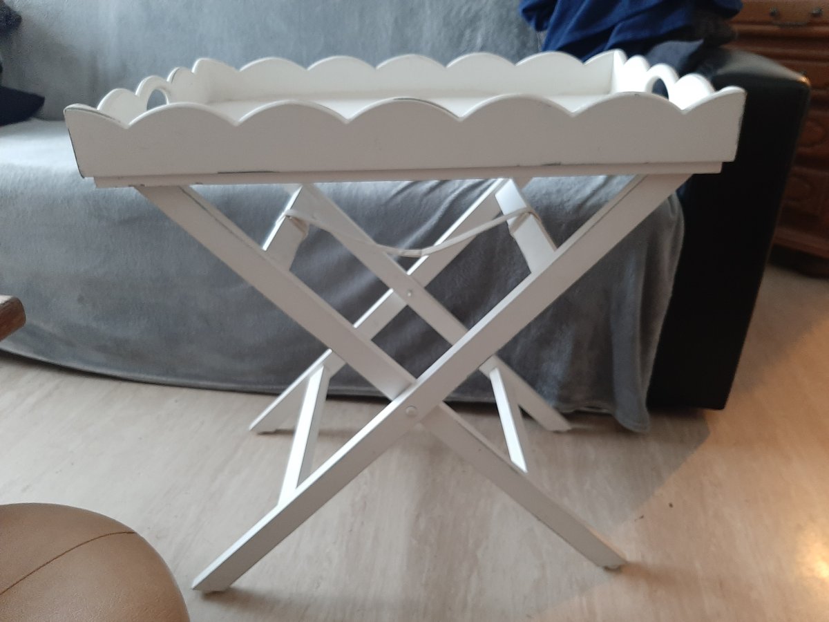 Illustration de Plateau sur pieds ( pliable)une tâche de liquide