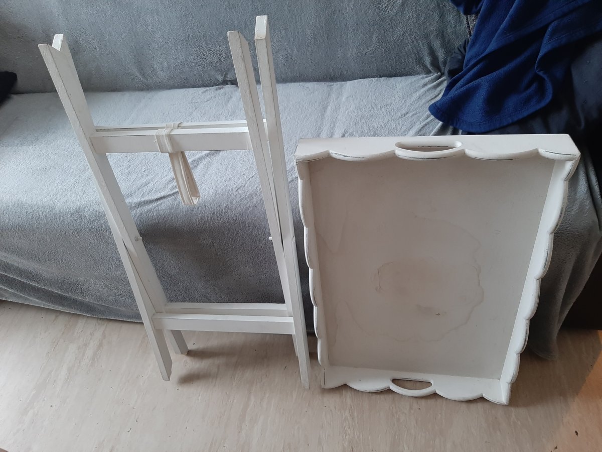 Illustration de Plateau sur pieds ( pliable)une tâche de liquide