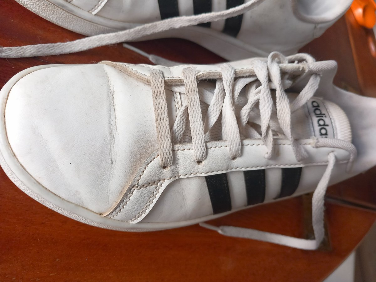 Illustration de baskets Adidas 37 1/2