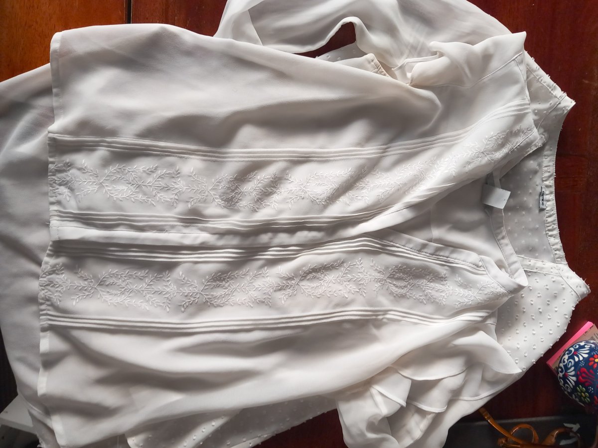 Illustration de deux tops blancs S-M