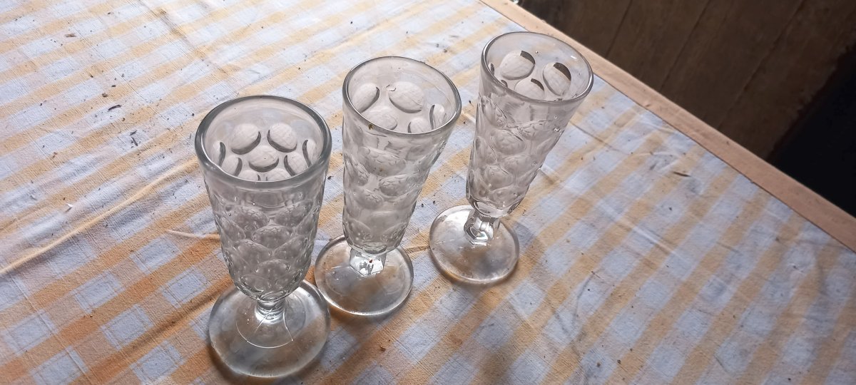 Illustration de trio de petits vases vintage