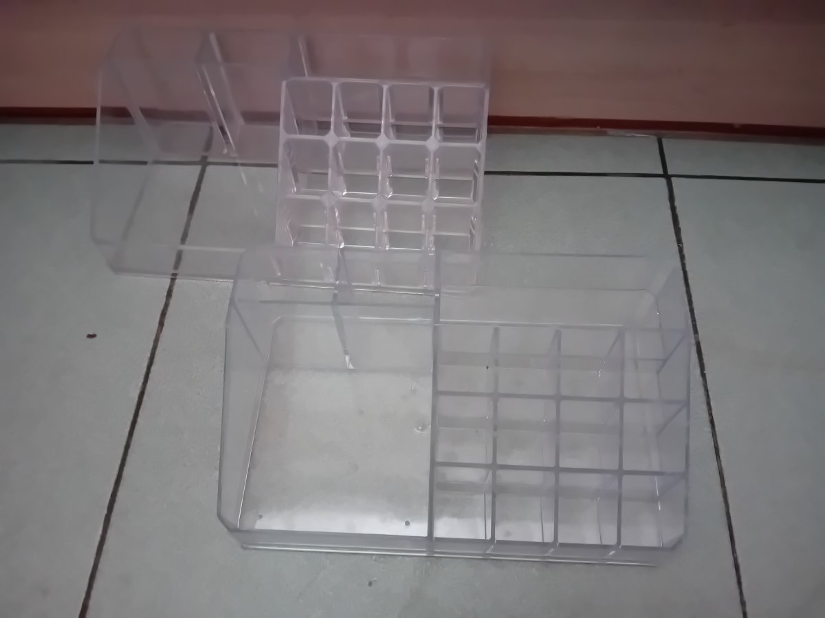 Illustration de 2 Rangements pour maquillage 