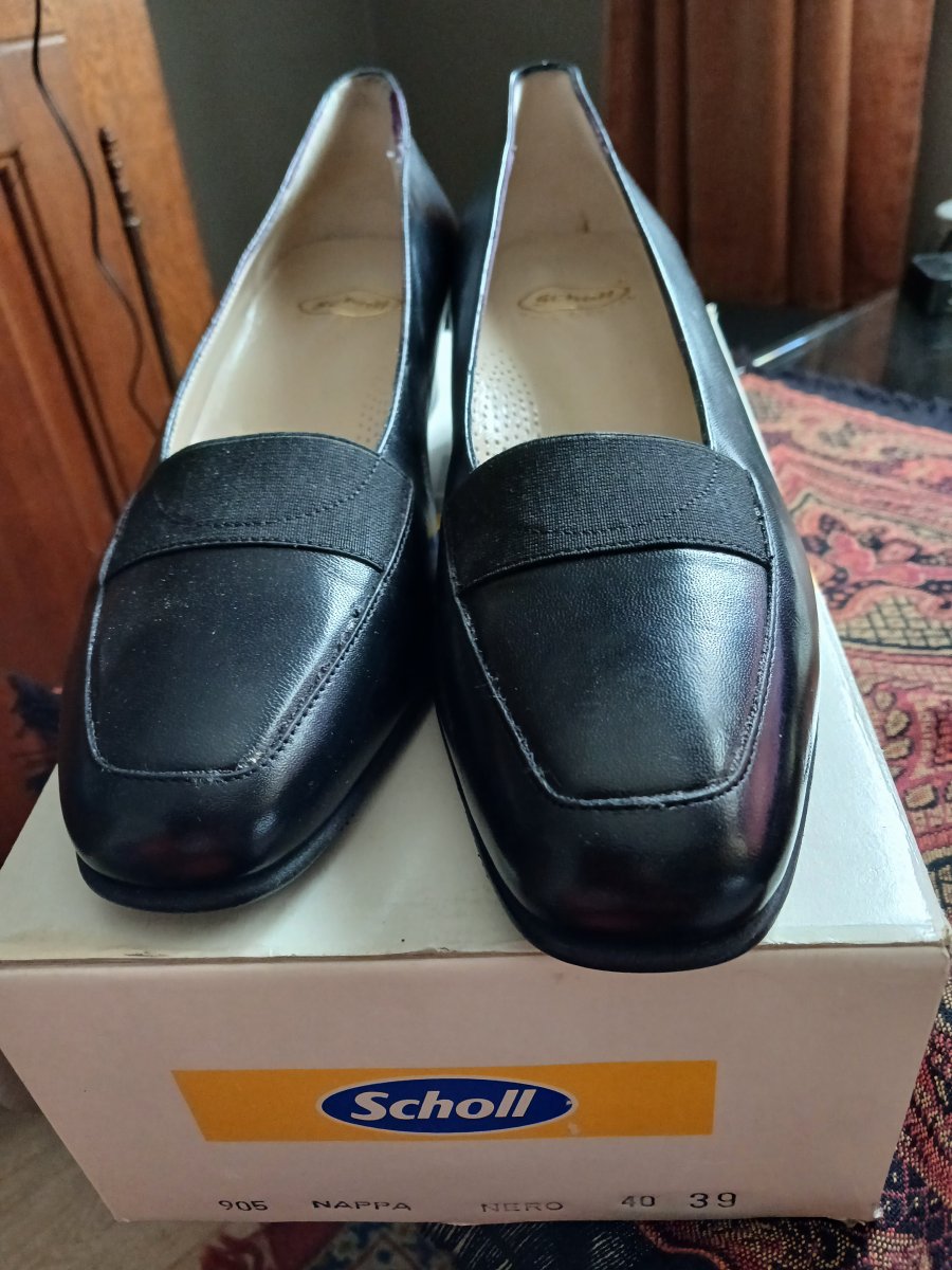 Illustration de chaussure dame pointure 39 en cuir noir. Jamais portés.  Marque Scholl