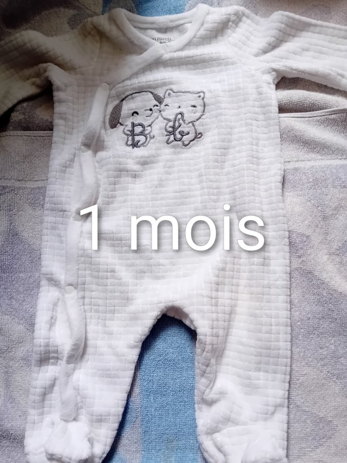 Illustration de Pyjama bébé 1 mois