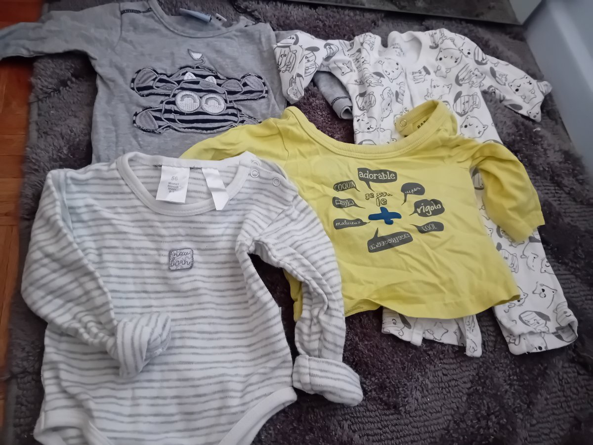 Illustration de 4 vêtements bébé 1 mois