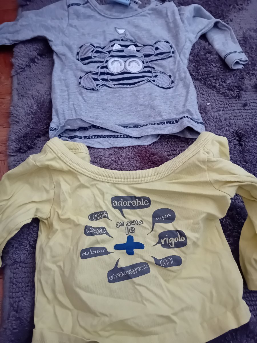 Illustration de 4 vêtements bébé 1 mois