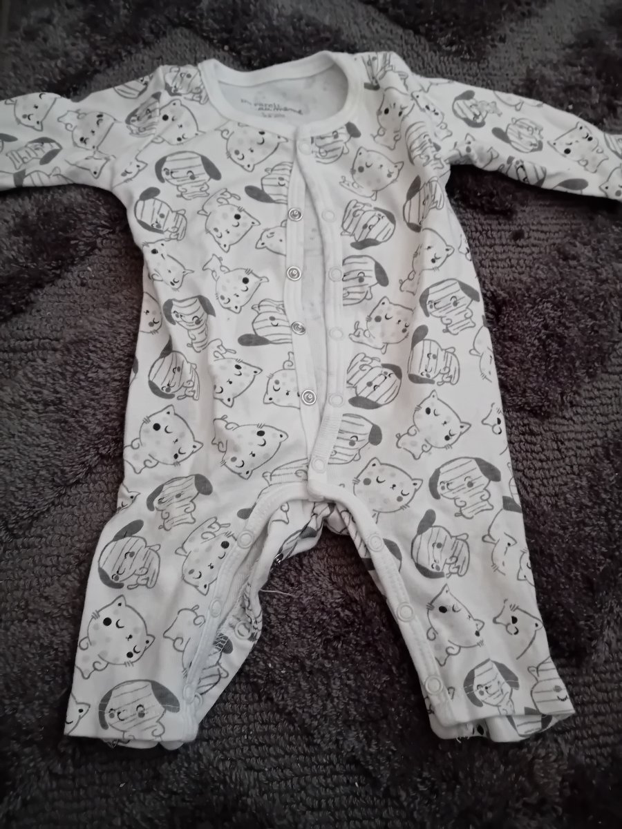 Illustration de 4 vêtements bébé 1 mois