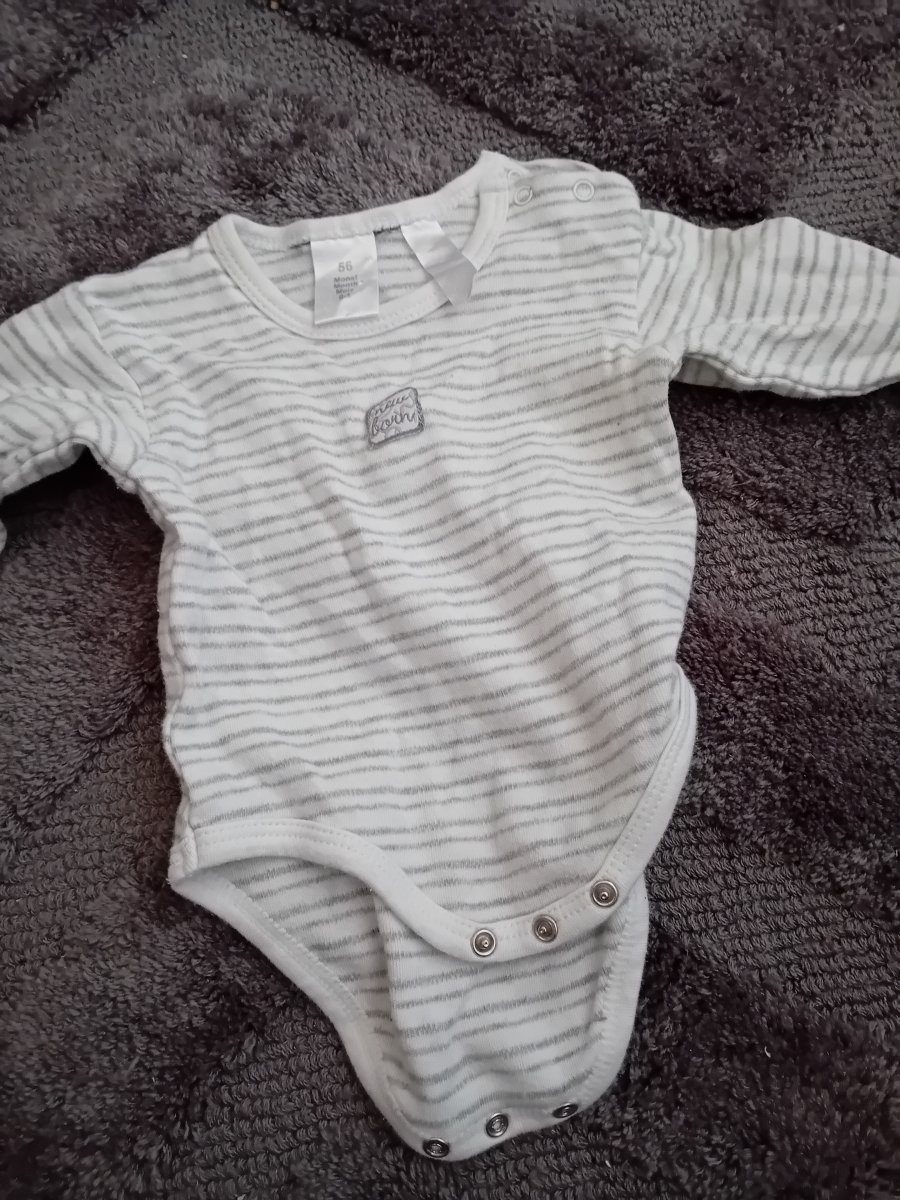 Illustration de 4 vêtements bébé 1 mois