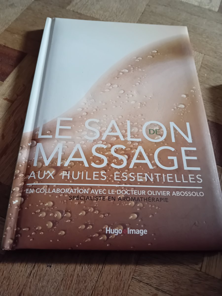 Illustration de Livre massage aux huiles essentielles