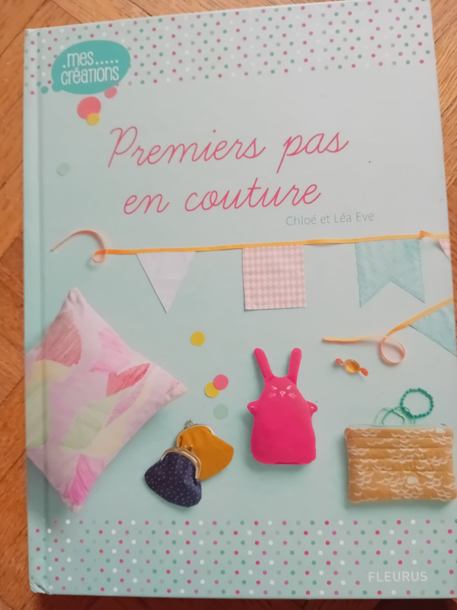 Illustration de Livre premiers pas en couture