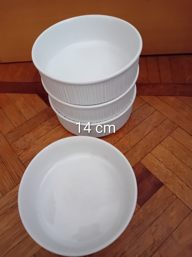 Illustration de 4 Grand plat / bol