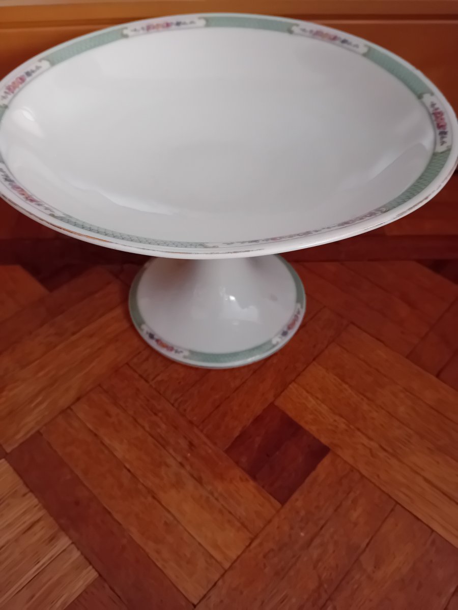 Illustration de Plat sur pied , corbeille à fruits