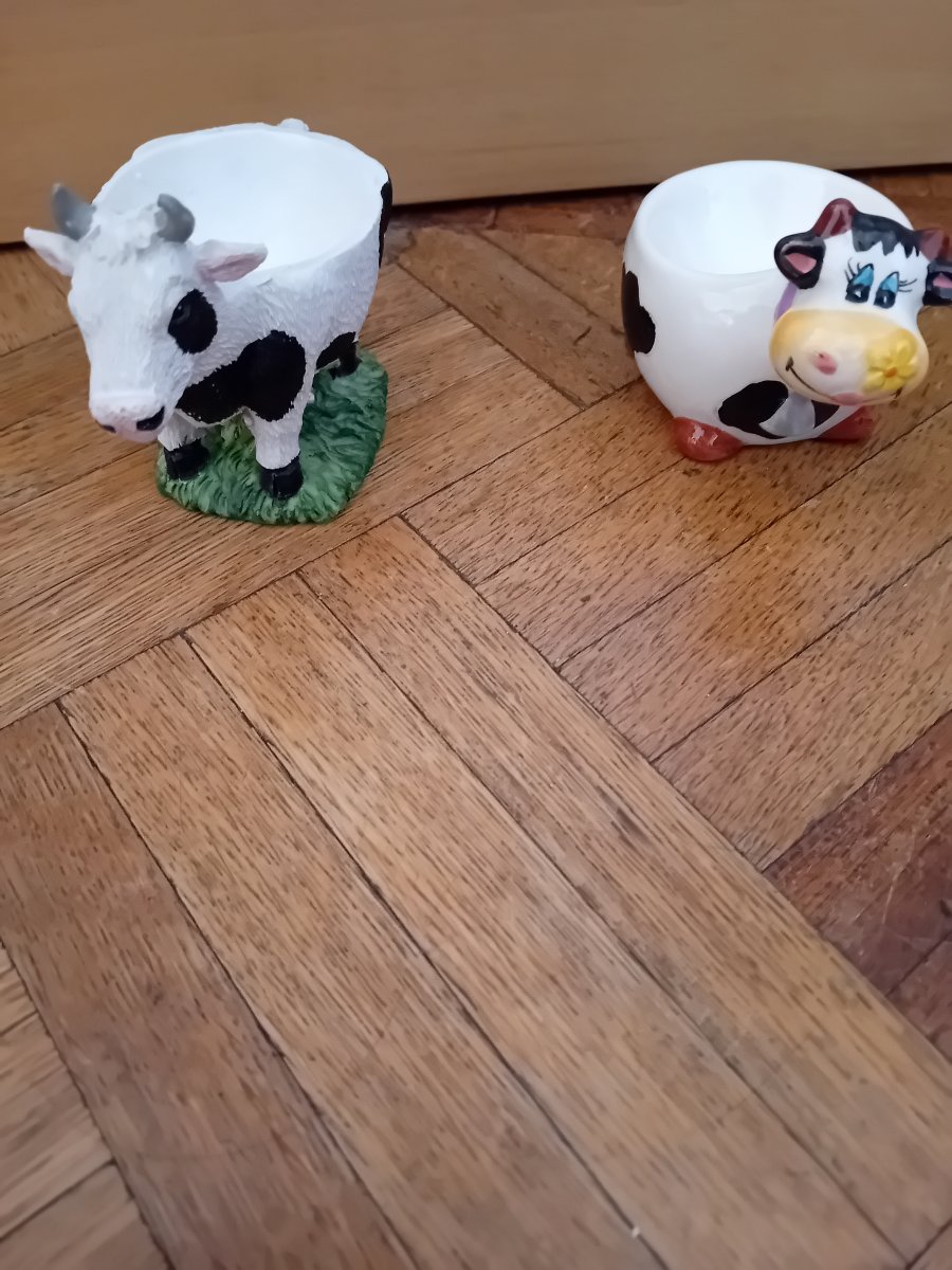 Illustration de Coquetier vache