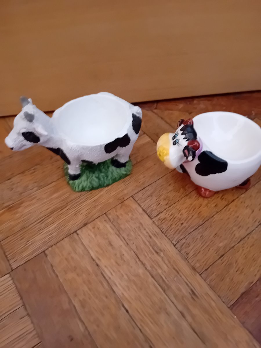 Illustration de Coquetier vache