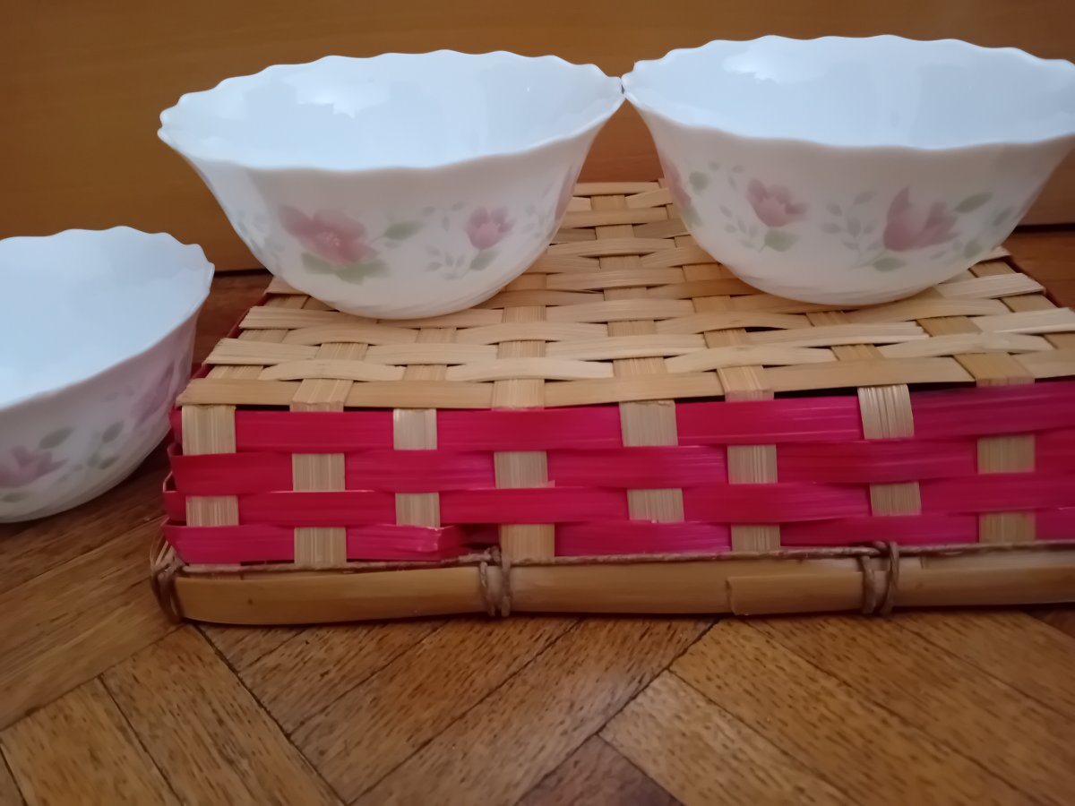 Illustration de 3 plats àdessert vintage