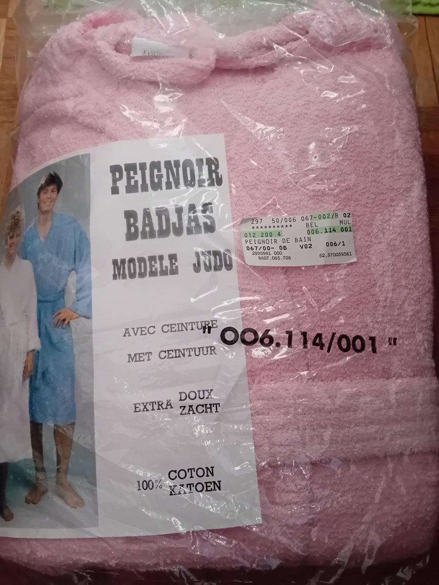 Illustration de Peignoir de bain neuf XL