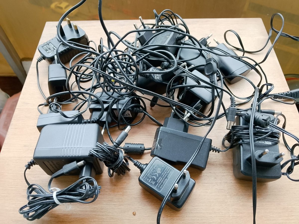 Illustration de Chargeurs de toute sorte /opladers/power supply