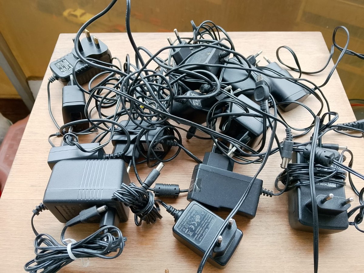 Illustration de Chargeurs de toute sorte /opladers/power supply