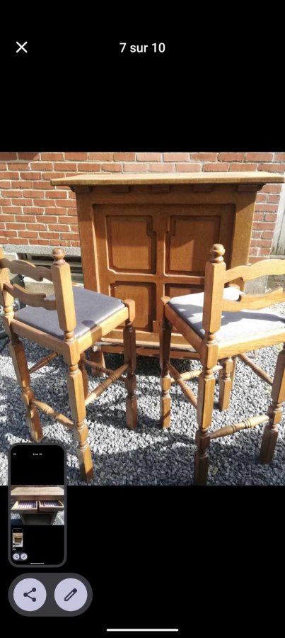 Illustration de Ancien meuble bar à rénover ou peindre avec ses deux chaises tabourets hautes