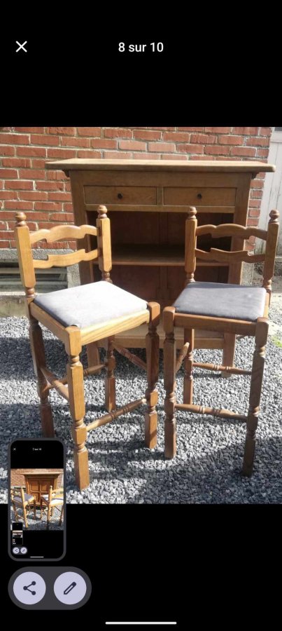Illustration de Ancien meuble bar à rénover ou peindre avec ses deux chaises tabourets hautes