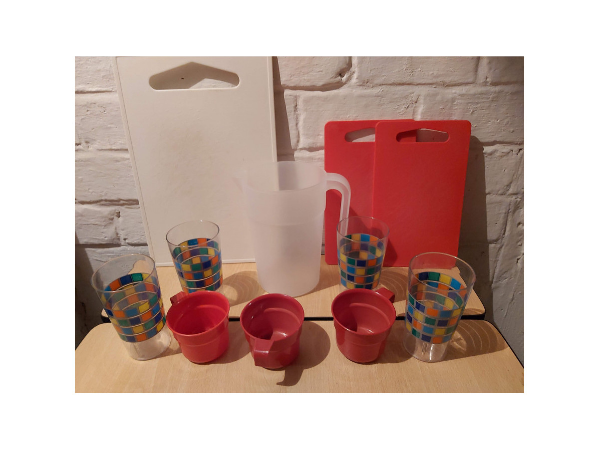 Image Lots de vaiselle en plastique pour la cuisine