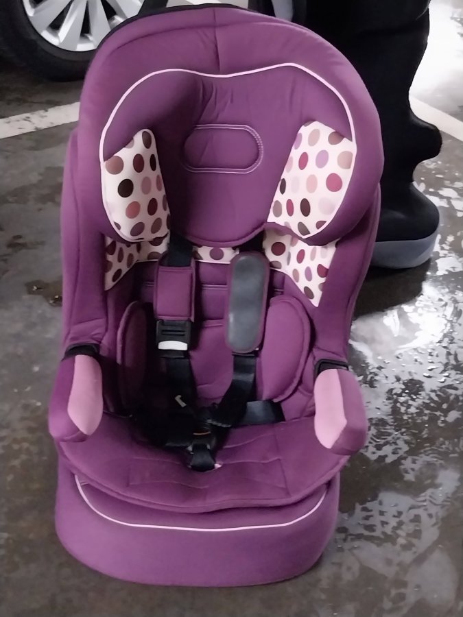 Illustration de siège voiture rehausseur enfant