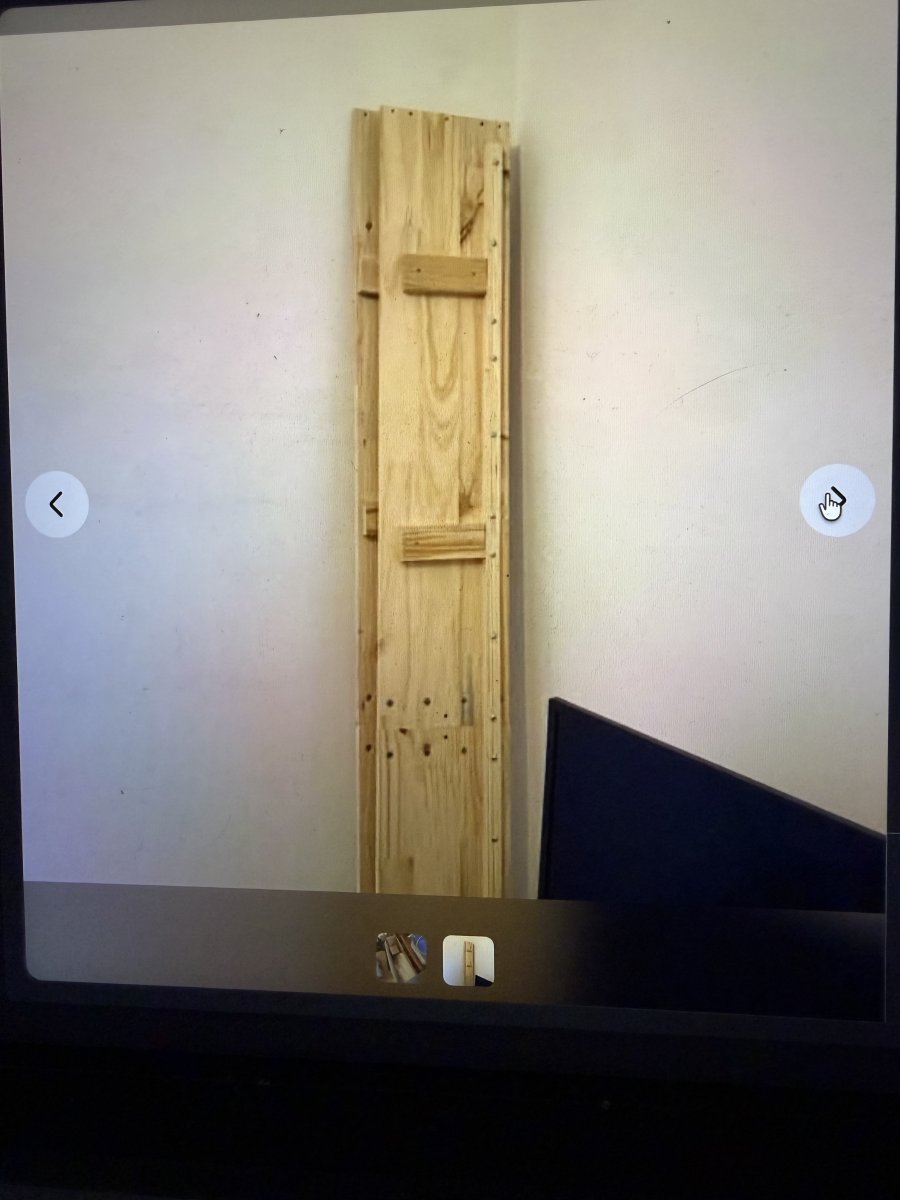 Illustration de Planches de bois pin massif