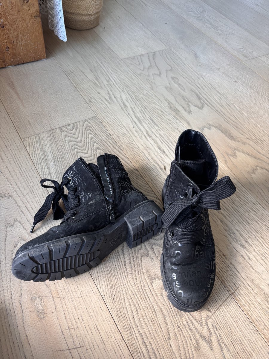 Illustration de Chaussures 37