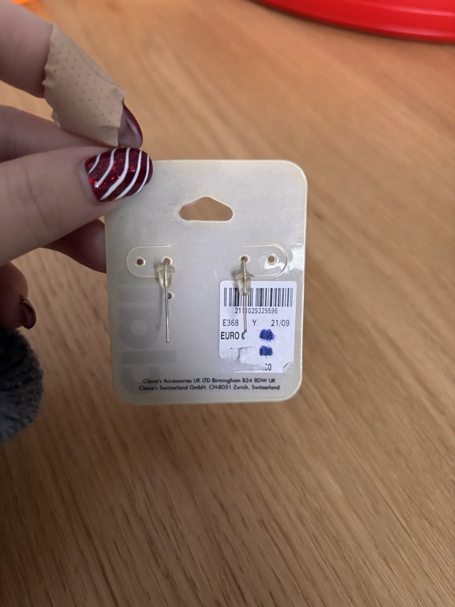 Illustration de Paire de boucles d’oreilles ailes d’ange neuve