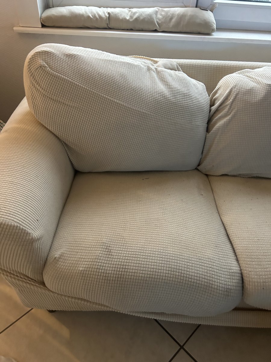 Illustration de Canapé trois places IKEA