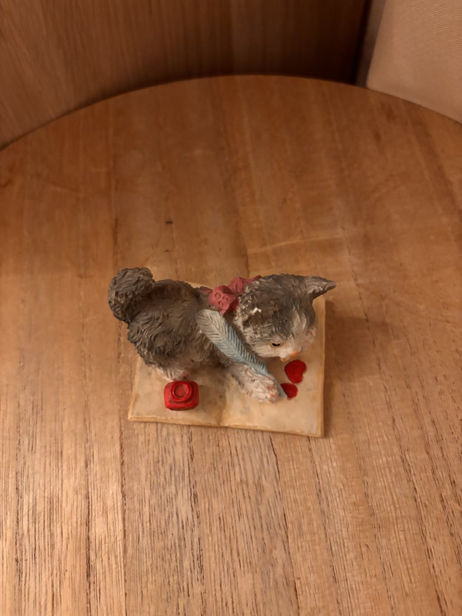 Illustration de Statuette chat qui dessine