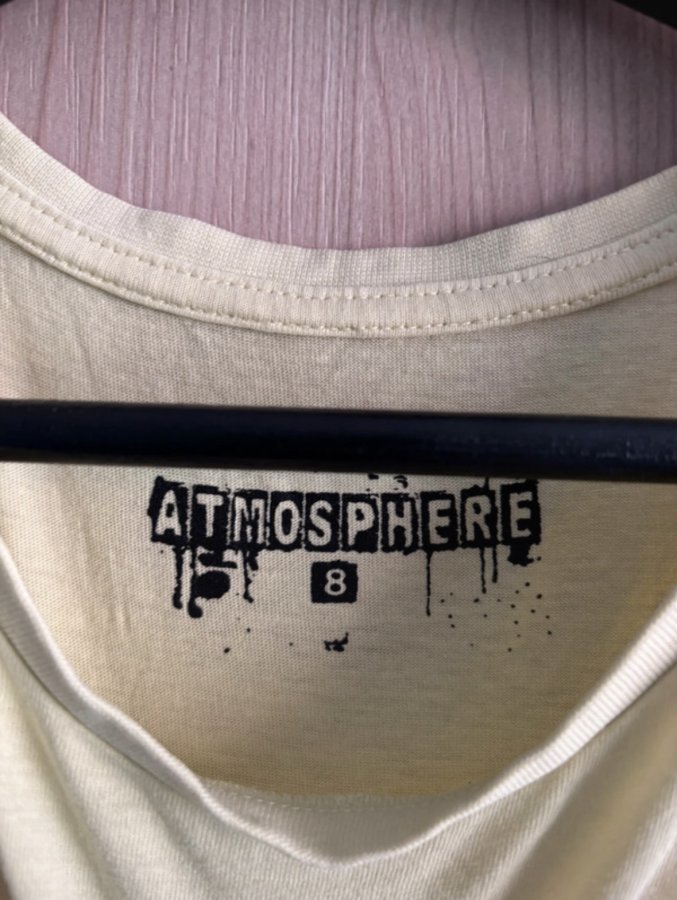 Illustration de T-shirt avec jolies plumes colorées