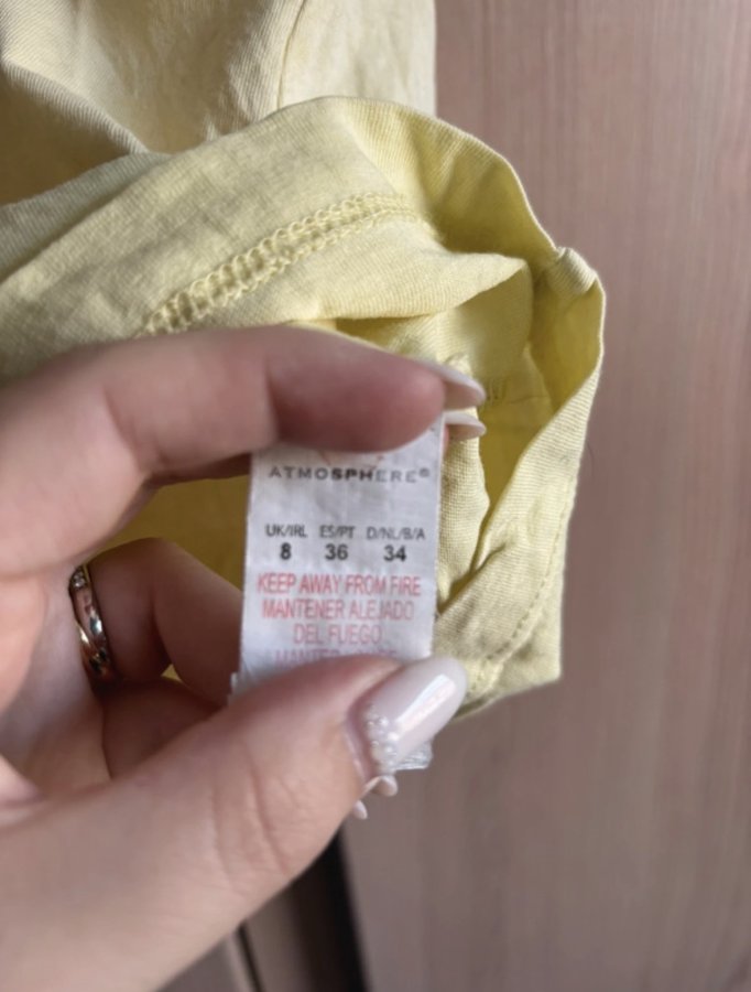 Illustration de T-shirt avec jolies plumes colorées