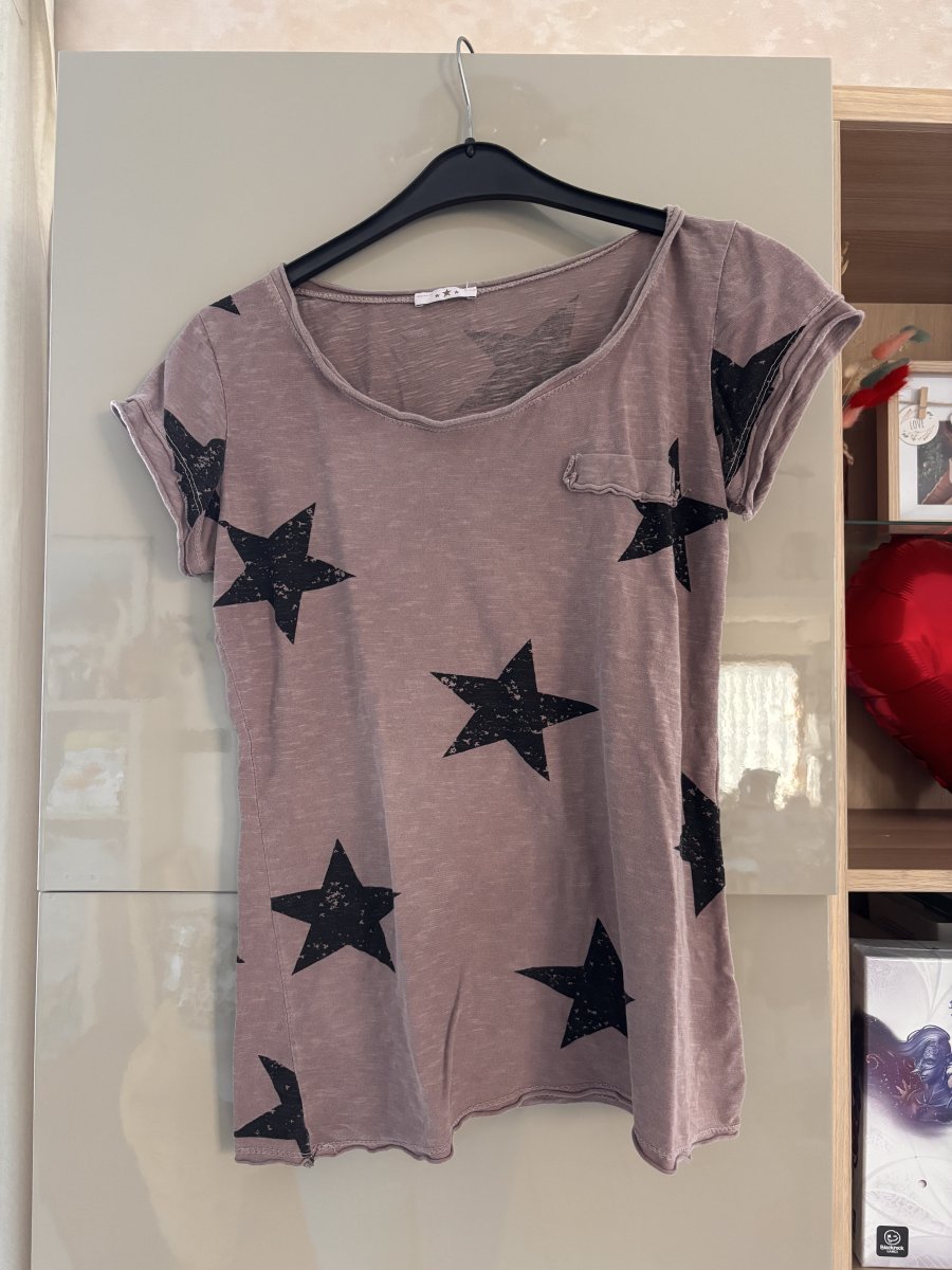 Image T-shirt rose foncé et étoiles ⭐️ taille M