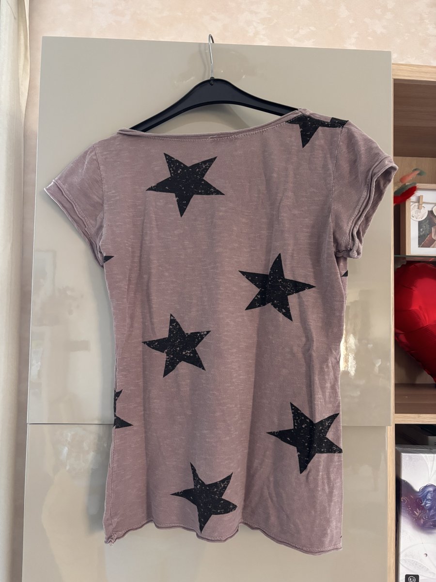 Illustration de T-shirt rose foncé et étoiles ⭐️ taille M