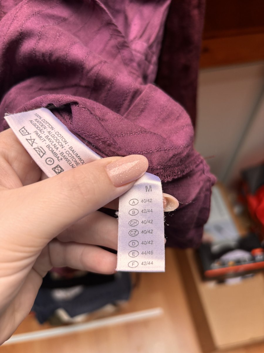 Illustration de Blouse légère violette T40