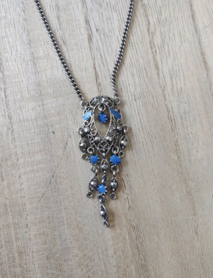 Illustration de Collier argenté et bleu