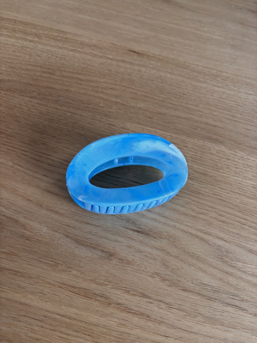 Illustration de Grande pince à cheveux neuve