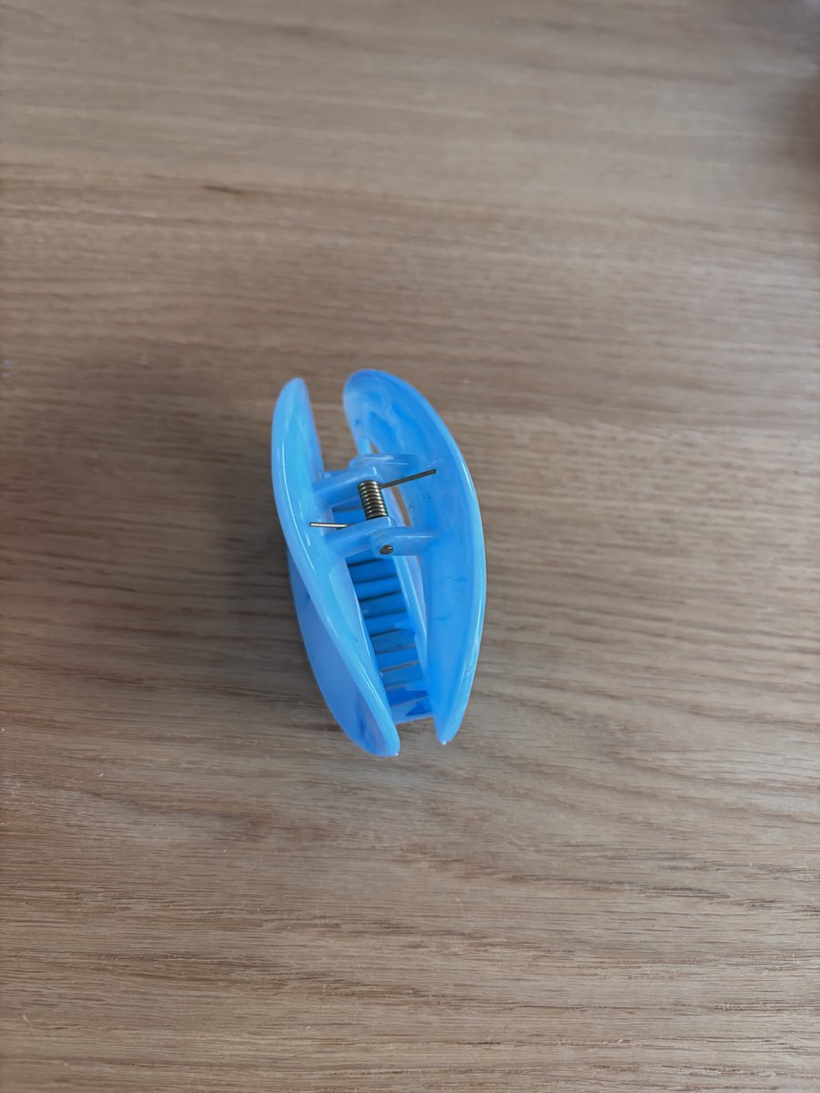 Illustration de Grande pince à cheveux neuve