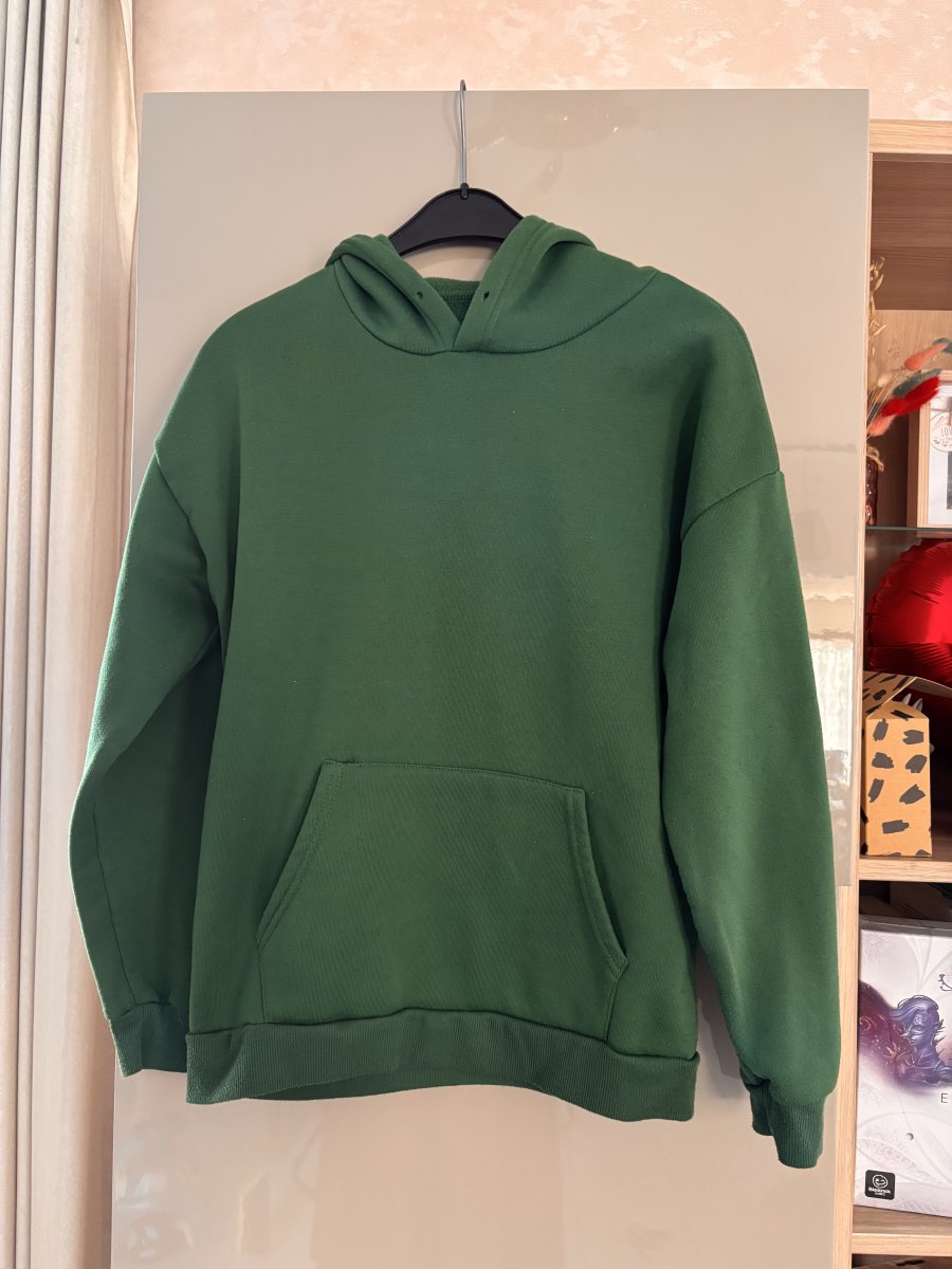 Illustration de Sweat à capuche vert 