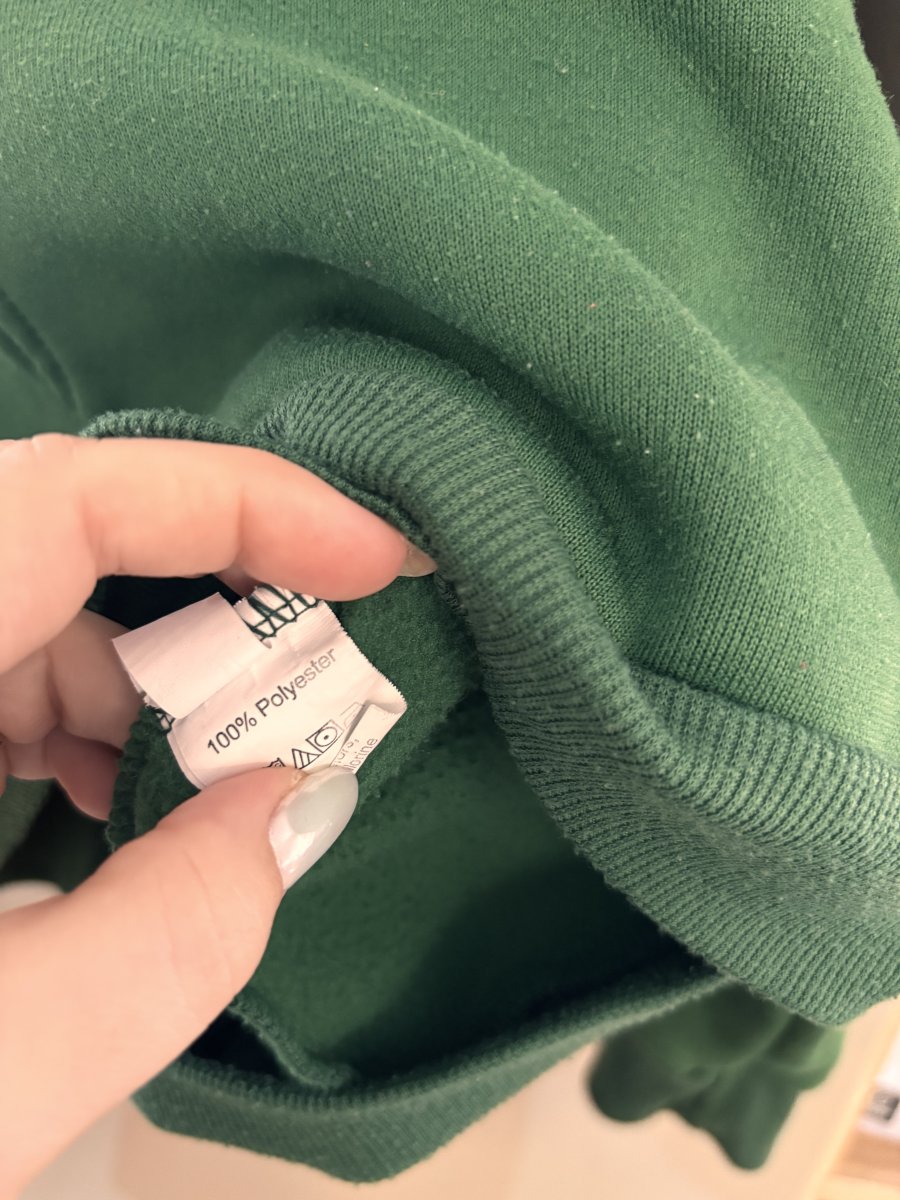 Illustration de Sweat à capuche vert 