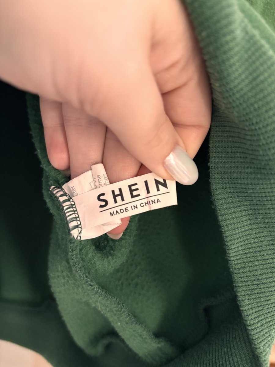 Illustration de Sweat à capuche vert 