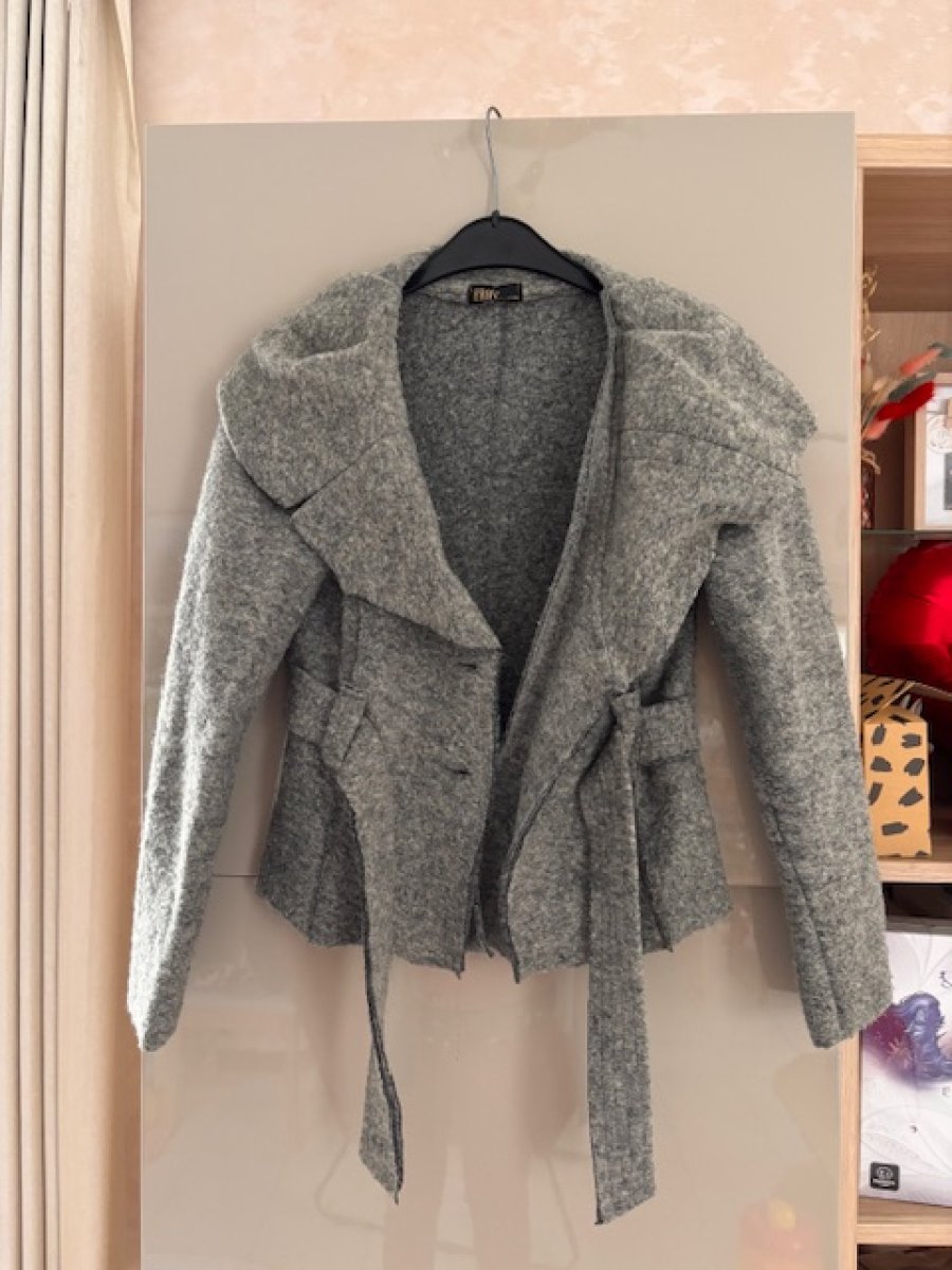 Illustration de Veste d'hiver grise courte