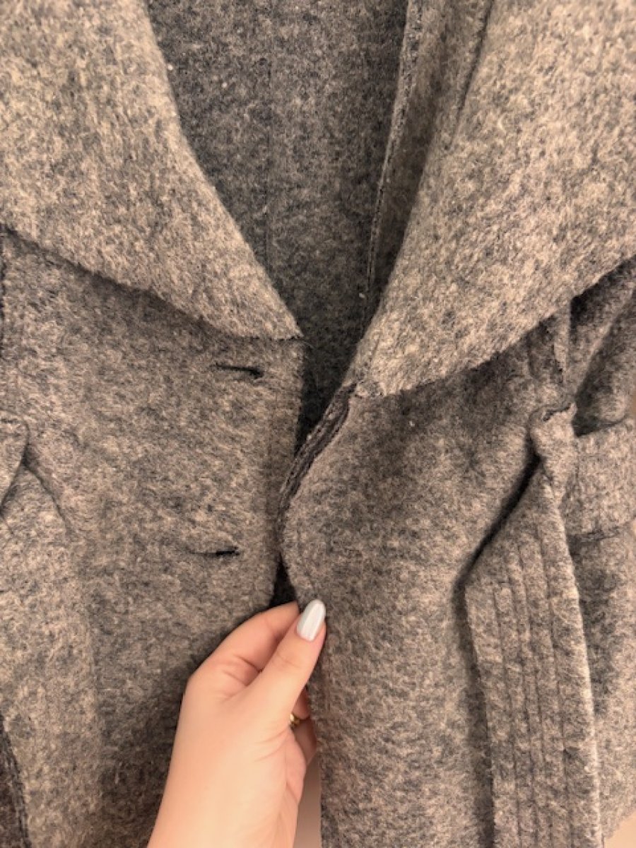 Illustration de Veste d'hiver grise courte