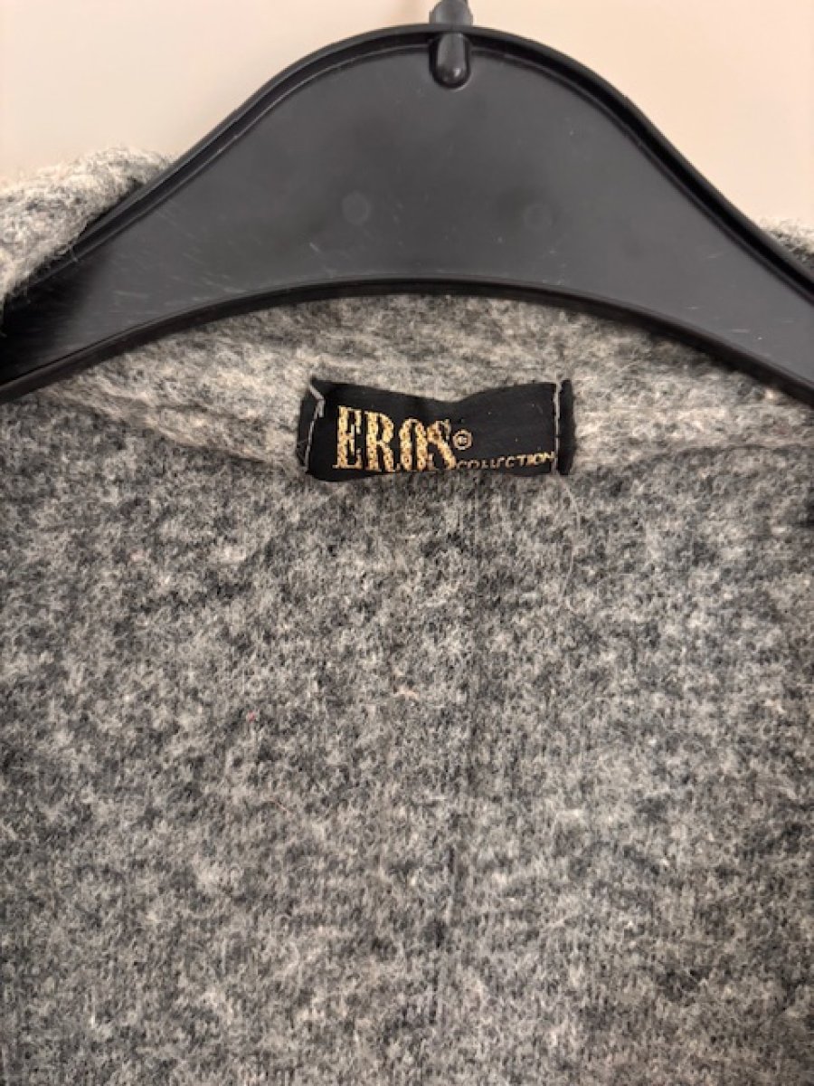 Illustration de Veste d'hiver grise courte