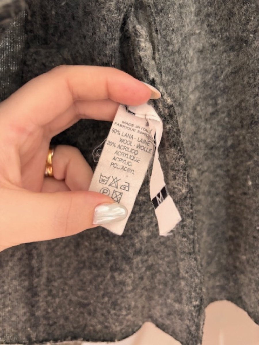 Illustration de Veste d'hiver grise courte