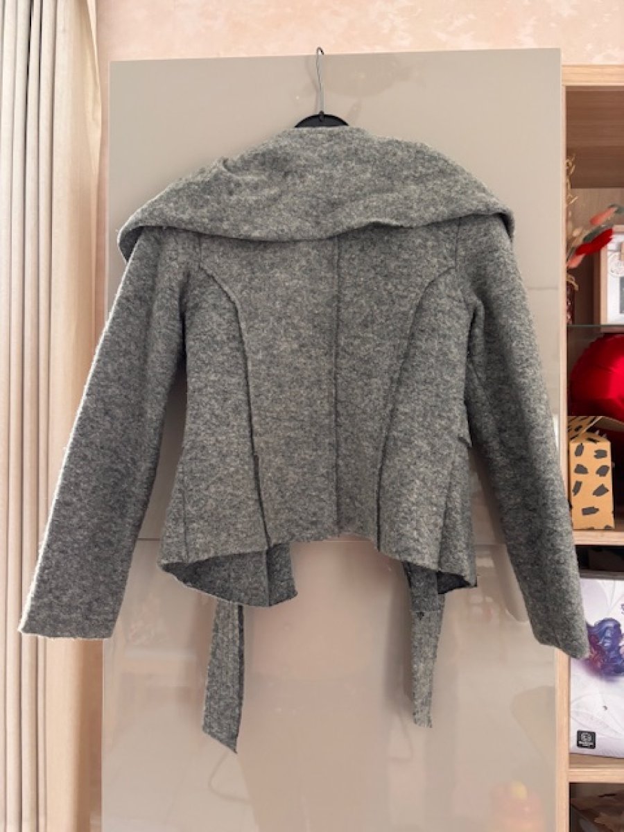 Illustration de Veste d'hiver grise courte