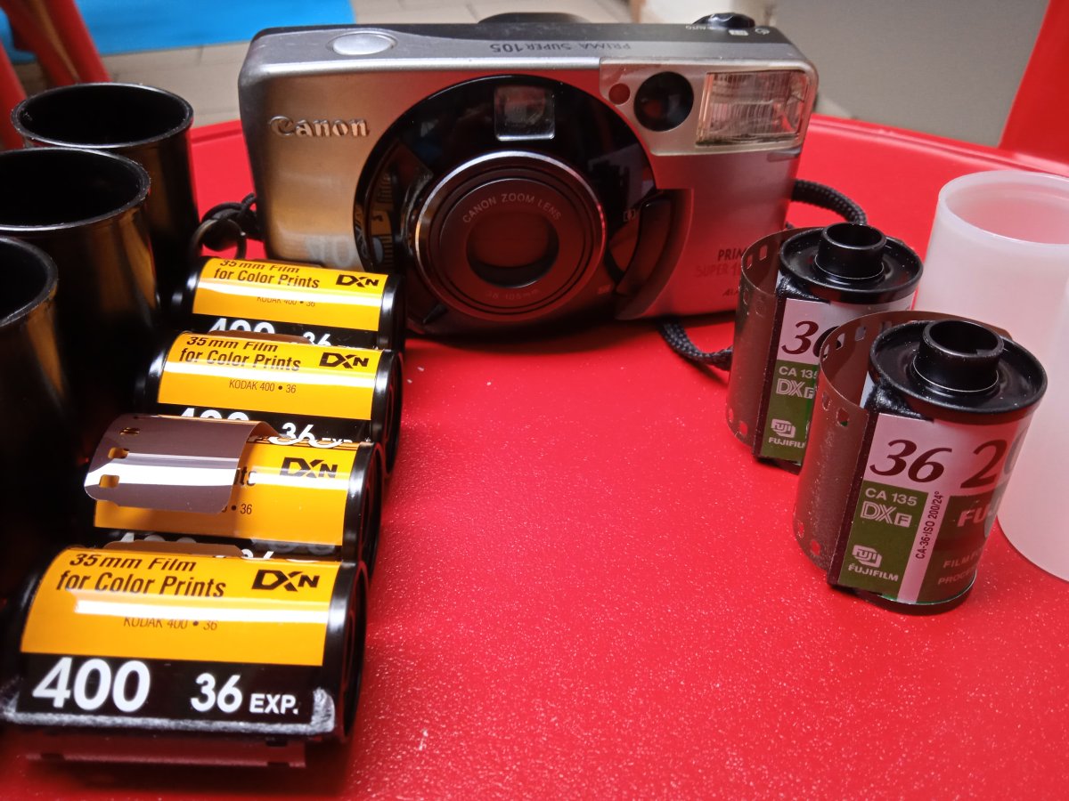 Illustration de appareil photo Canon et films pellicules vierges (Kodak et Fujicolor)