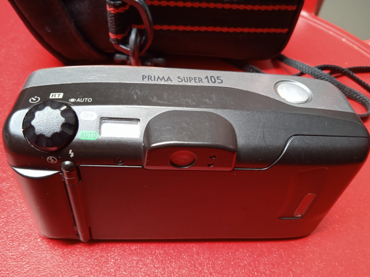 Illustration de appareil photo Canon et films pellicules vierges (Kodak et Fujicolor)