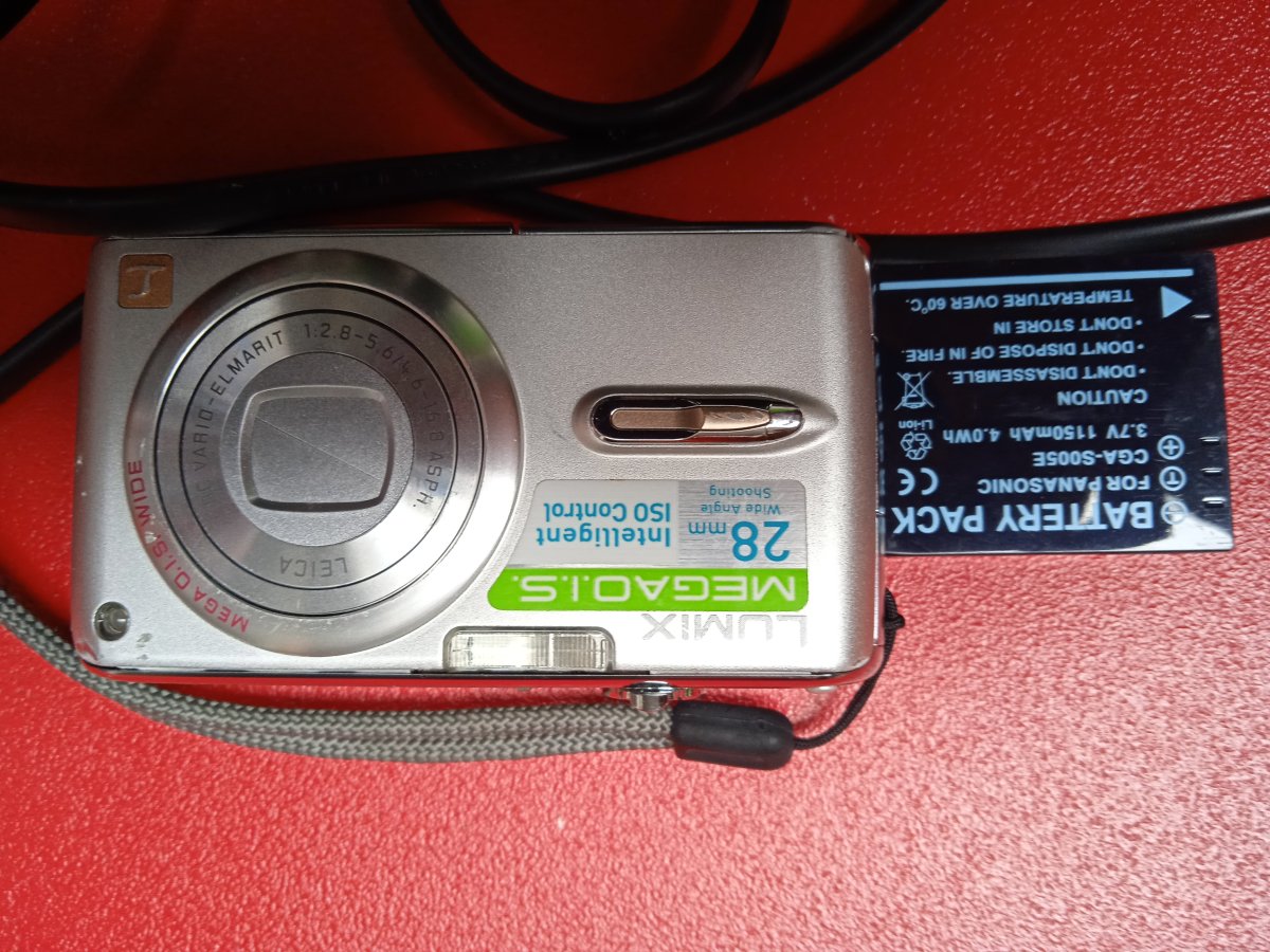 Image appareil photo numérique PANASONIC DMC-FX07, batterie et chargeur batterie